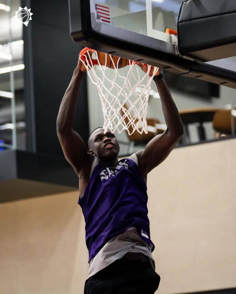 关于关键时刻菲尼克斯太阳调整名单以备CBA常规赛；调整名单环节打磨；媒体盛赞；年轻球员得到机会的信息